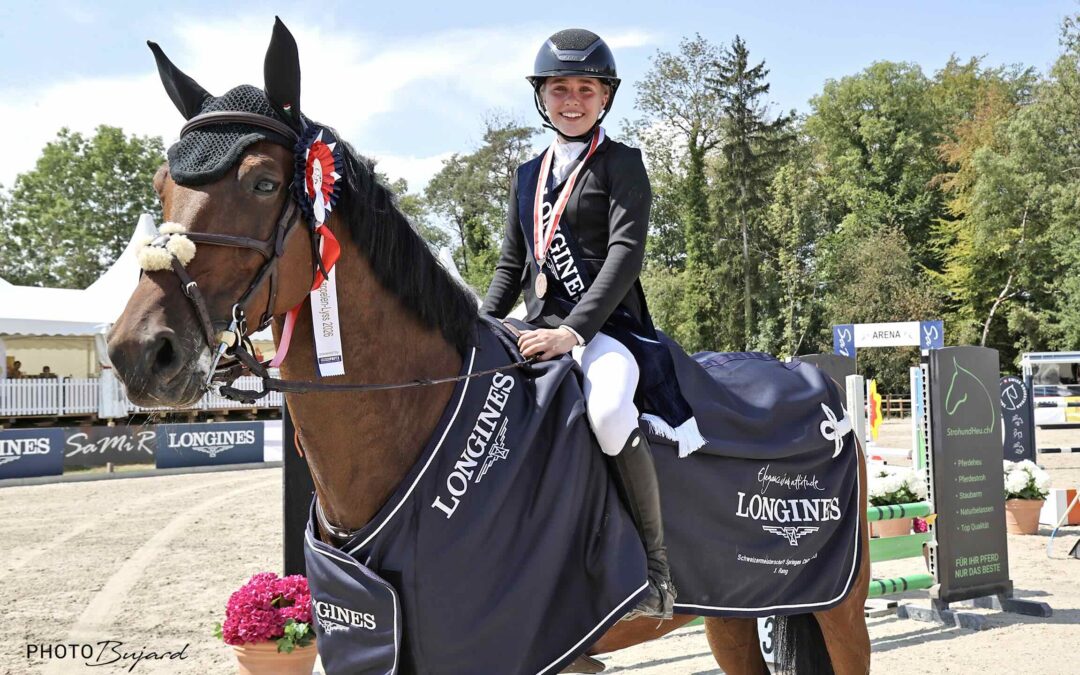 Alessia Amsler gewinnt an der Schweizermeisterschaft in der Kategorie Children im Stechen die Bronzemedallie